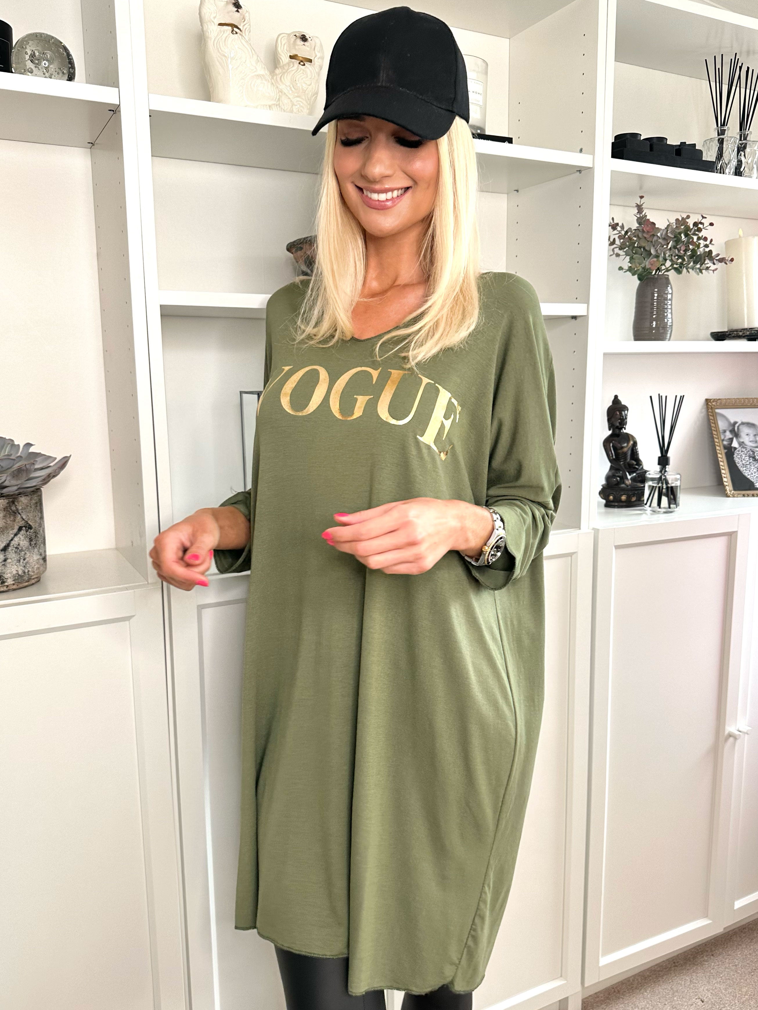 Vogue Long Sleeve - Langærmet kjole i viskose med guld skrift